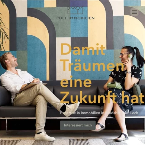 oto der neuen Webseite von Pölt Immobilien, ein Mann und eine Frau sitzen auf dem Sofa und lächeln