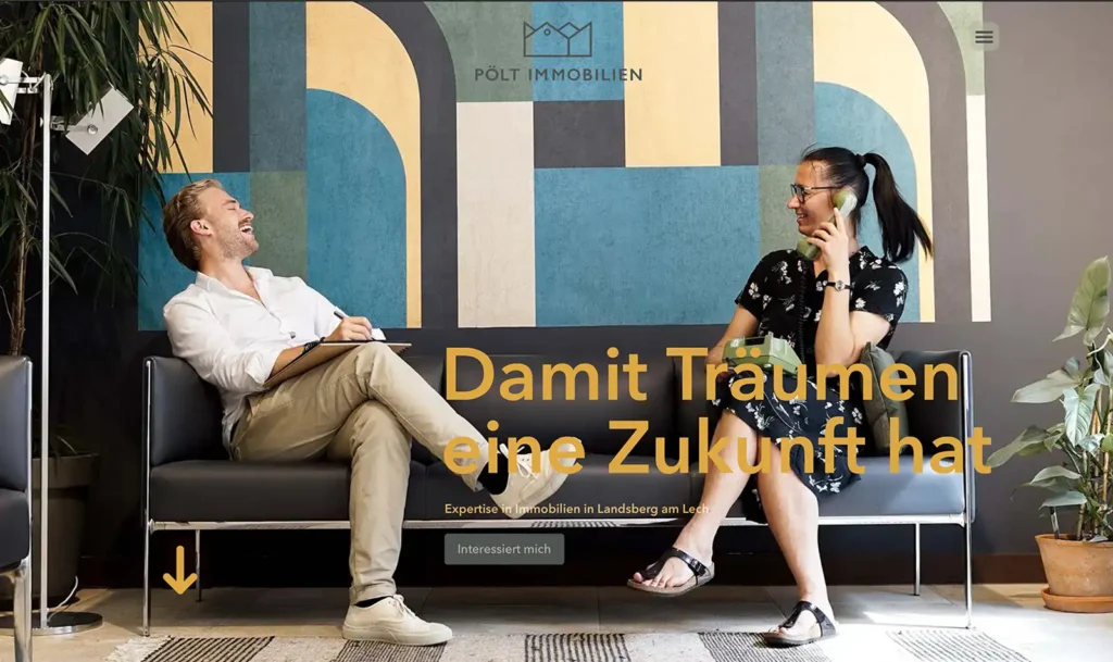 Foto der neuen Webseite von Pölt Immobilien, ein Mann und eine Frau sitzen auf dem Sofa und lächeln
