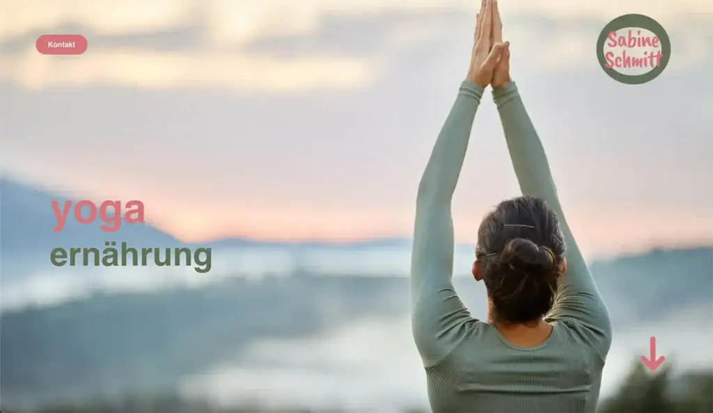 Eine Frau ist von hinten in einer Yogahaltung vor einer Bergkette zu sehen