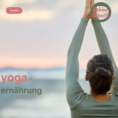 Eine Frau ist von hinten in einer Yogahaltung vor einer Bergkette zu sehen